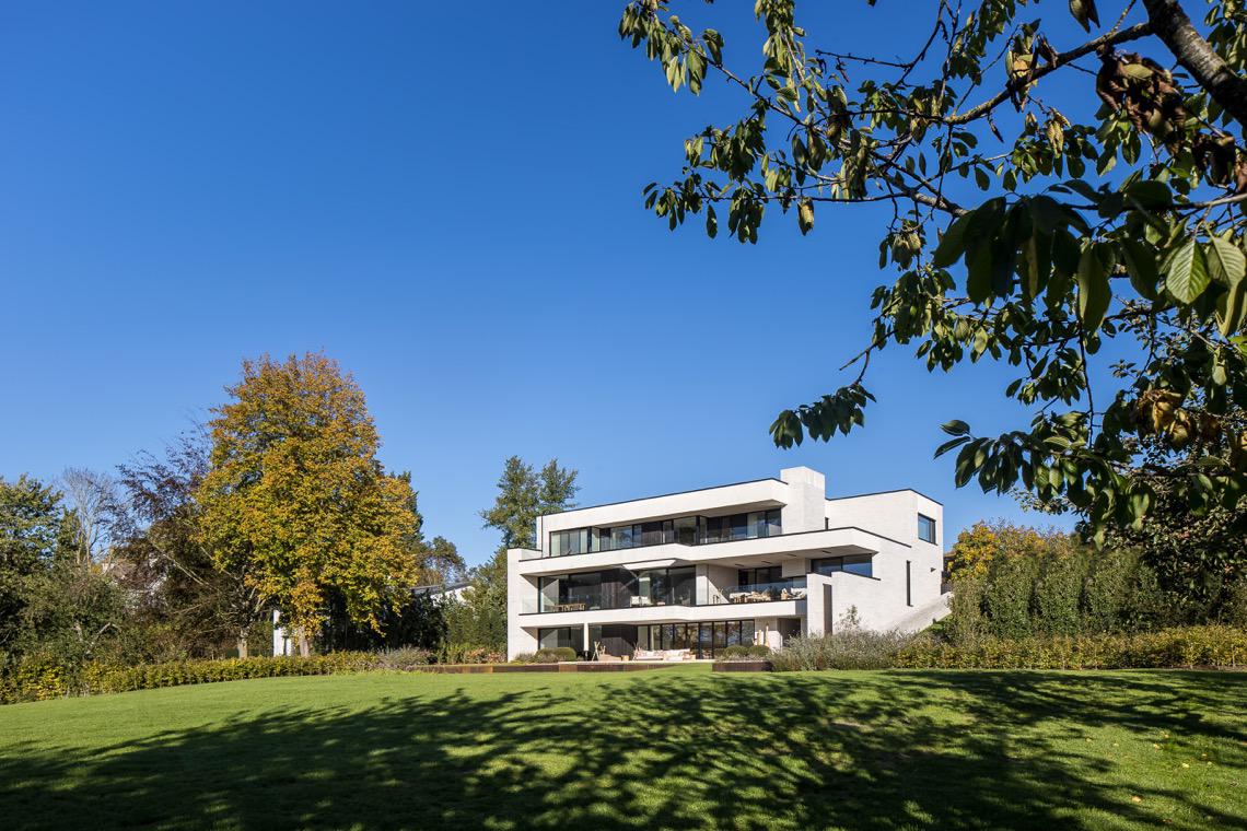 luxe moderne villa op helling